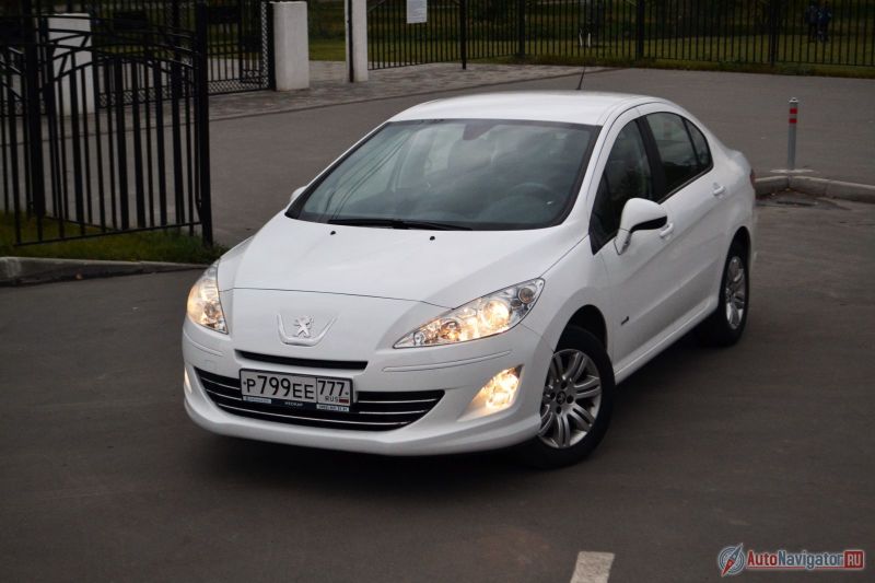 Созданный на платформе прежнего 308 «четыреста восьмой» смотрится уж каким-то сильно упрощенным, удешевленным и постным. С лица, конечно воду не пить, но все же