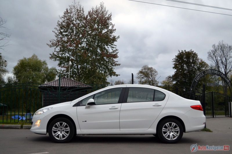 В длину 4,7 метра – длиннее, чем кто-либо из одноклассников. Всего 10 сантиметров не хватает ему, чтобы быть таким же длинным, как 508. Колесная база - 2710 мм. И это снова рекорд в классе