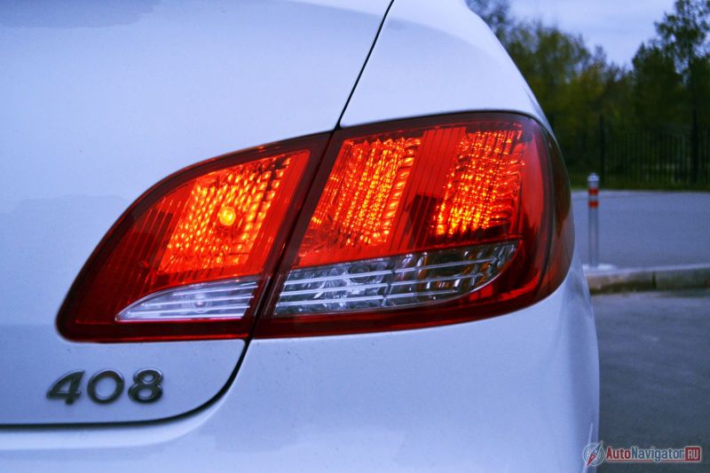 Фонари незамысловатой формы и никаких светодиодов. Все очень бюджетно