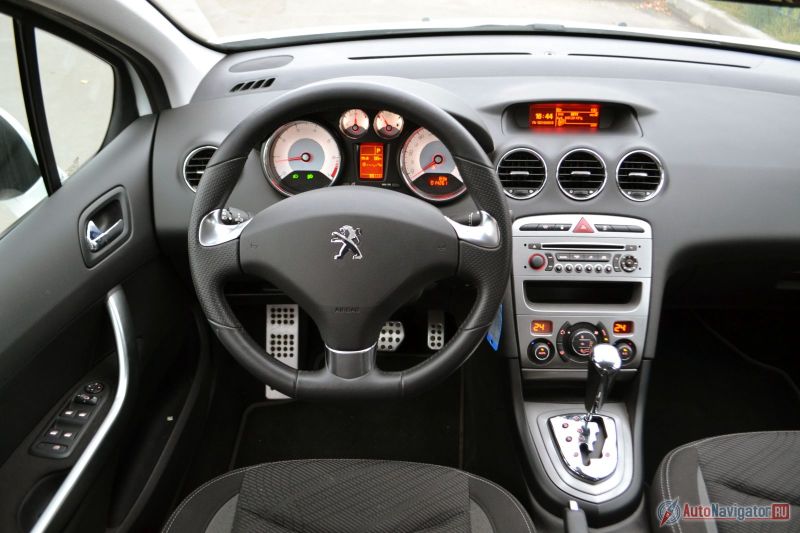 Вся передняя панель без изменений взята с Peugeot 308 прошлого поколения. Цветной экран с навигацией можно получить только за доплату, но, честно говоря, он того не стоит. Монохромного на приборной доске и в центре торпедо хватает. Радует наличие хромированных деталей и окантовок - не по-бюджетному
