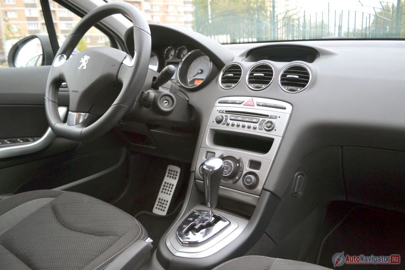 Невзрачный на первый взгляд вырез между магнитолой и климатом на деле оказывается очень полезным для разных мелочей, вроде телефона, кошелька, карточек, сигарет и так далее. Руль довольно большой и обшит кожей – удобный, вопросов нет.