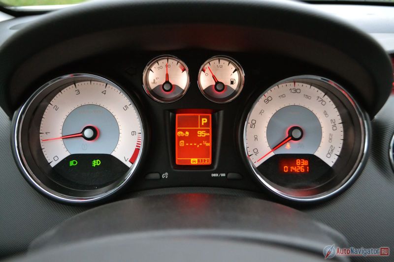Белые шкалы смотрятся спортивно, но читаются не так хорошо, как традиционные черные с белыми цифрами. По трассе средний расход топлива у меня составил 7,0 литров на 100 км, а в городе – 11,8. Совсем недалеко от паспортных данных