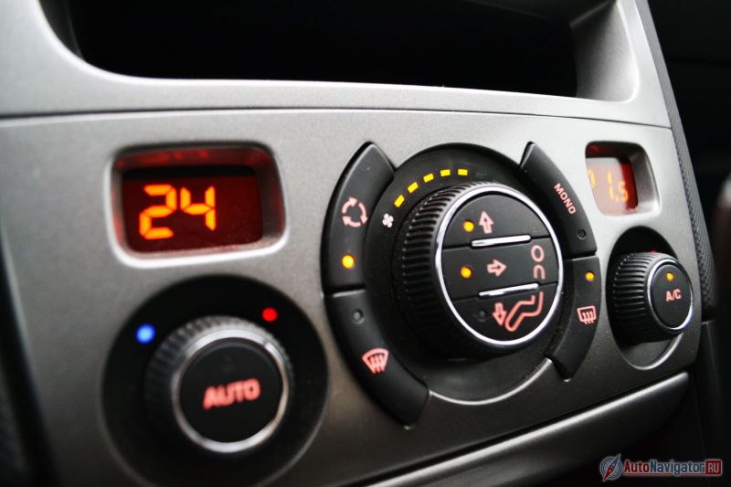 Двухзонного климат-контроля не будет только в самой базовой версии. В остальных он идет по умолчанию, без доплаты. Информативен, удобен и работает корректно и зимой, и летом