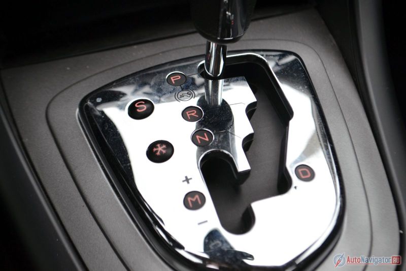У «автомата» есть спортивный и зимний режимы. Оба весьма полезны. Спортивный, тем не менее, порой излишне задумчив при резком торможении и не менее резком последующем разгоне. В нормальной же жизни он ведет себя хорошо. Зимний режим позволяет сделать переключения вообще почти незаметными
