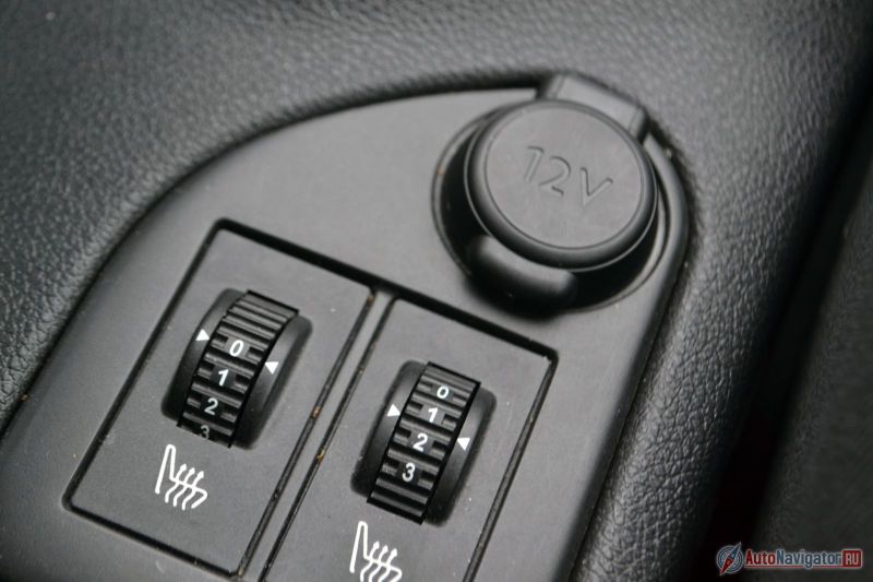 Колесики подогрева расположились между передними сиденьями, но интенсивности подогрева морозным утром может быть недостаточно