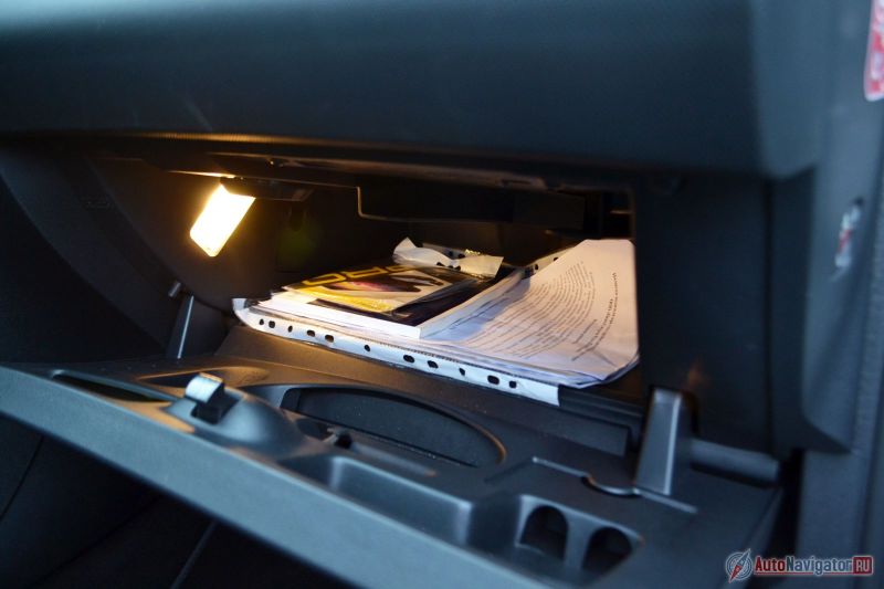 Бардачок охлаждаемый – это раз. Огромный – это два. В него можно положить и зафиксировать полуторалитровую бутылку воды – это три. И четыре – в нем есть выемки для ручек, ножа, карточек, сервисной книжки и руководства пользователя