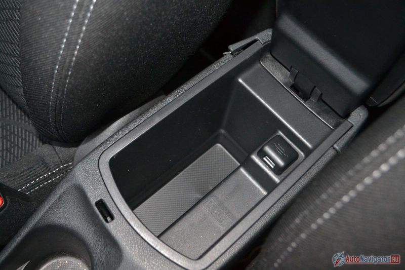 Бокс под подлокотником не самый вместительный, зато в нем есть usb-порт. Сам подлокотник, кстати, регулируется по высоте и по длине