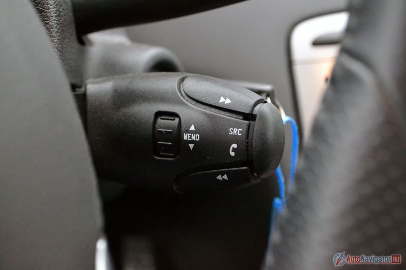 На руле, если вы заметили, кнопок нет. Все управление музыкой находится вот на этом подрулевом джойстике. Придется сначала привыкнуть, а потом наслаждаться простотой и безошибочным нажатием на кнопки