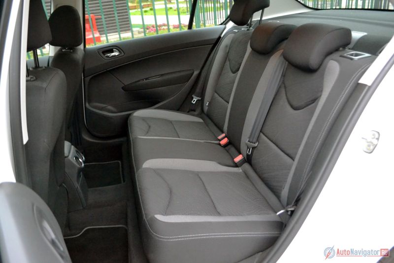 Сзади бизнес-классовский простор. Плюс двери открываются почти на 90 градусов. Это очень понравится родителям, которые усаживают детей в детские кресла и старикам, которым уже просто тяжело садиться. Плюс тут есть индивидуальные дефлекторы. Ступни можно просунуть под передние сиденья даже в зимней обуви и вообще сидеть с почти вытянутыми ногами