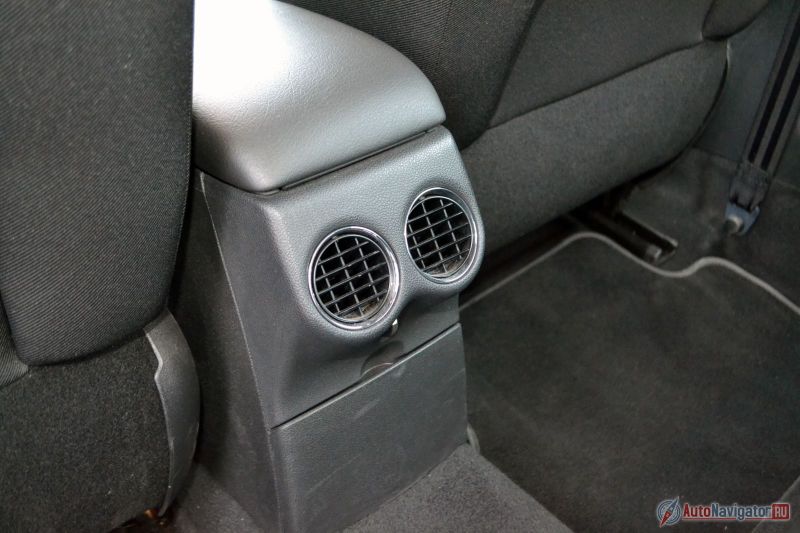 Индивидуальные дефлекторы есть не у многих в этом классе. Тем более, когда речь идет про достаточно бюджетный семейный седан. Под ними еще небольшой бокс непонятно для чего, правда