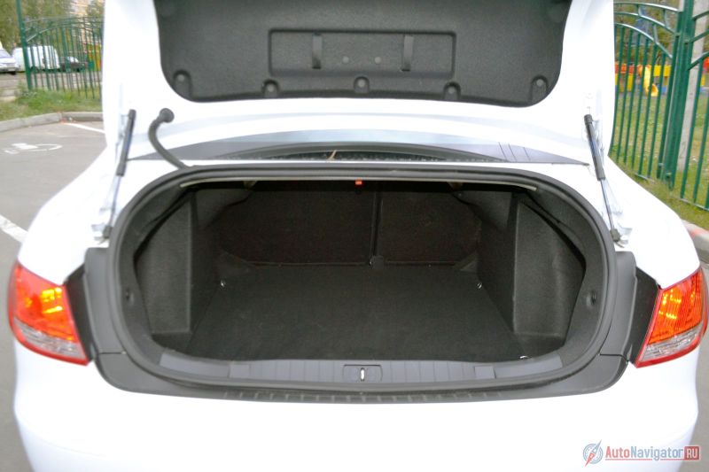 Обратите внимание на то, что багажник имеет пневмоупоры и складные петли, а не обыкновенные, так ничто не будет скрадывать объем багажника. Не лишним будет отметить и то, что багажник – не голый металл и есть ручки для закрывания. А вот при открывании крышка сама не откидываются – это одновременно и плюс и минус. Плюс в том, что в непогоду грязь не будет капать с крышки в багажник, а минус в том, что руки придется немного испачкать, поддевая ее