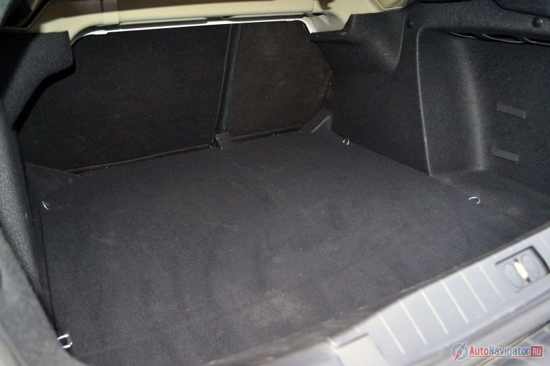 Багажник порадует любителей больших объемов – 560 литров. Сиденья можно сложить, но ровного пола не получится