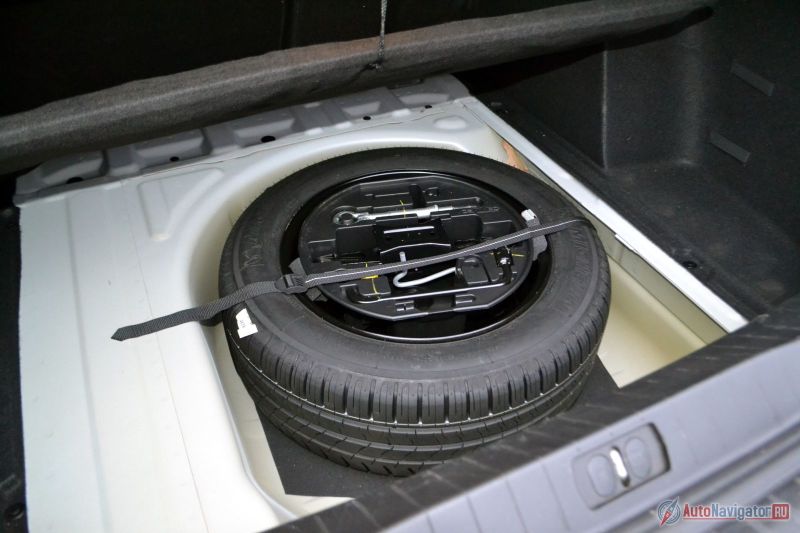 Под полом полноразмерная запаска с органайзером. По краям остается еще немного места, например, для огнетушителя, аптечки или небольшого набора дополнительных инструментов