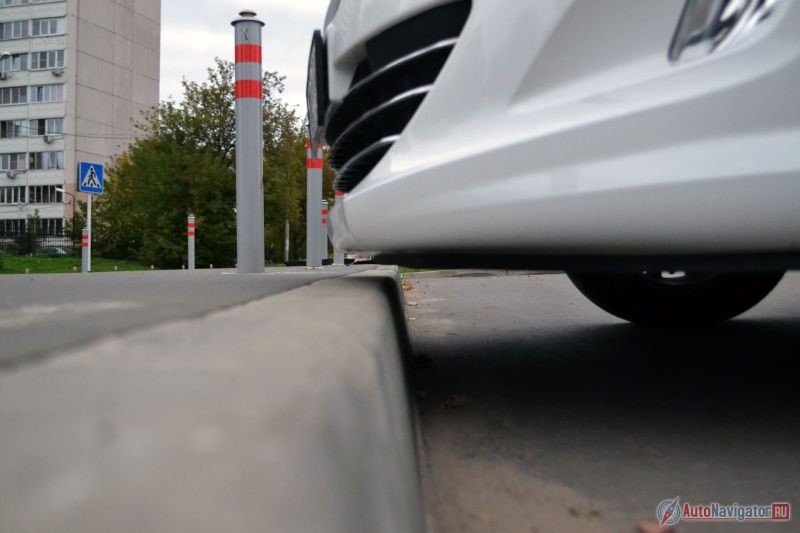 Клиренс фактически рекордный в классе – 178 мм. Бордюров можно не бояться, но при езде по бездорожью длинный свес будет очень сильно ограничивать геометрическую проходимость