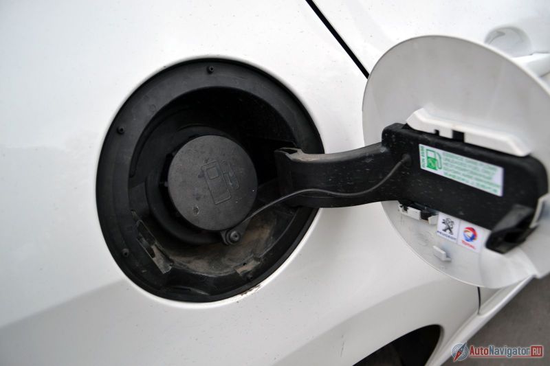 Крышка бензобака просто откручивается, носиться с ней на ключе по заправке не нужно, как это было в 308-ом