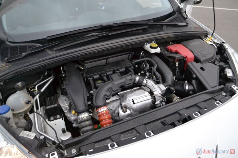 На выбор четыре мотора. Современный 1,6, который в атмосферном исполнении выдает 120 л.с., а в турбированном - 150 л.с., повидавший подкапотное пространство еще 307-го 1,6 мощностью 115 л.с. и классический турбодизель того же объема мощностью 112 л.с