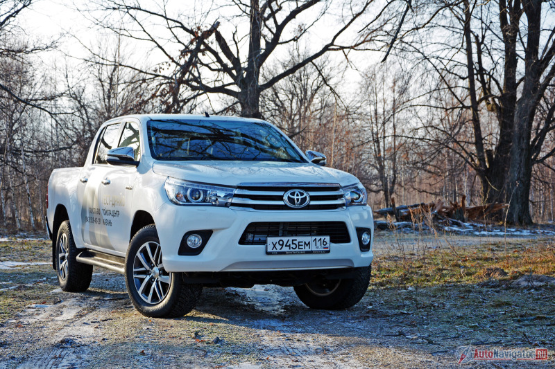 Новый Hilux наряден. Особенно в топовой комплектации «Престиж» за 2 135 000 рублей со светодиодными лентами в фарах и ярким окрасом кузова (в палитре есть ещё ярко-синий и алый)