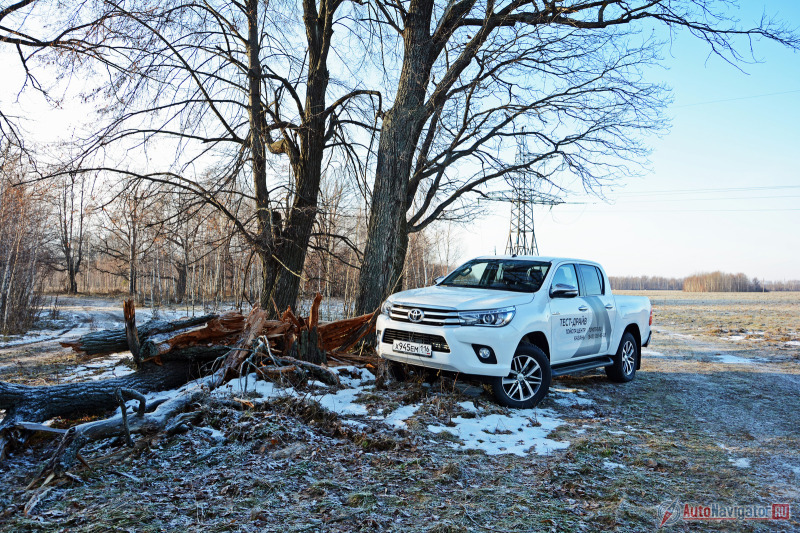 Параметры геометрической проходимости «Тойоты» Hilux многое позволяют: угол съезда – 26 градусов, въезда – 31, клиренс 227 мм, безопасная глубина брода 700 мм