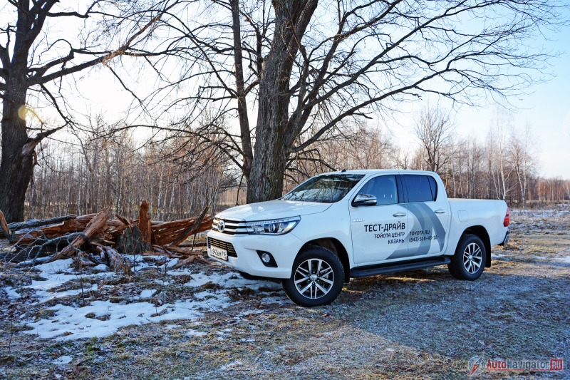 Увы, в отличие от Mitsubishi L200 «тойотовский» пикап лишён возможности жить с полным приводом постоянно. Передняя ось здесь подключается жёстко, хотя теперь передний дифференциал имеет датчик температуры, и теоретически, ехать в режиме 4H можно и посуху