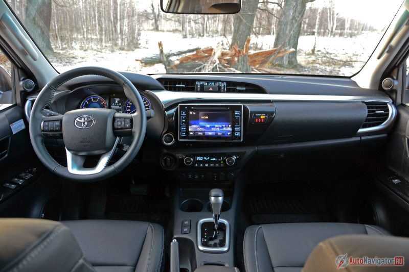 Коротать время внутри не в тягость. Салон выглядит богато и современно, хотя и исполнен преимущественно из жёсткой пластмассы