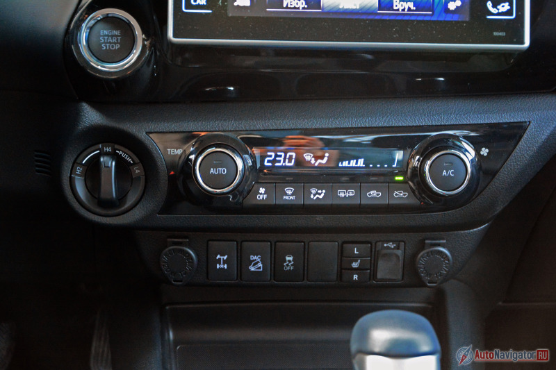 … и кнопки климатической установки. Слева от них - рукоятка переключения режимов трансмиссии