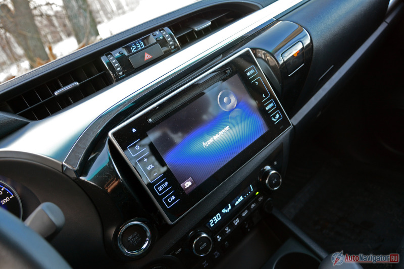 Сенсорный мультимедийный экран положен средней и максимальной степеням оснащения