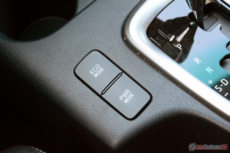 Кнопками слева от селектора КПП можно менять «остроту» педали акселератора