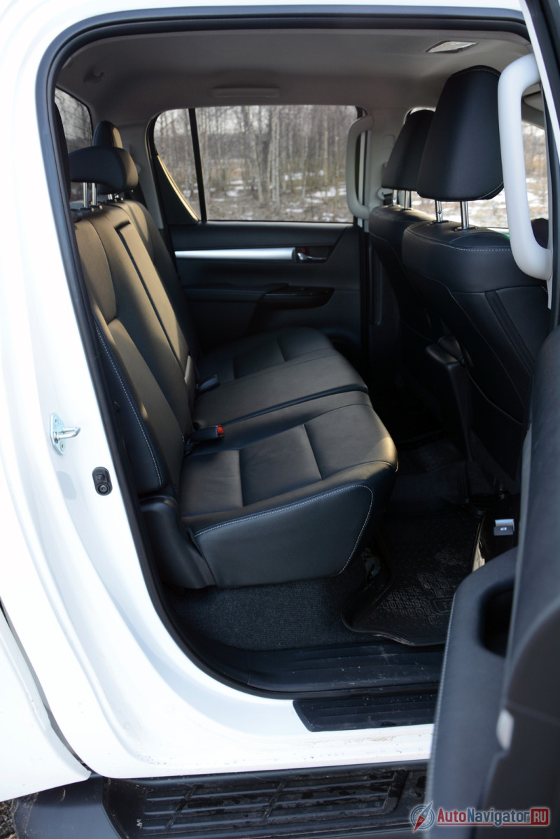 На заднем диване места для ног достаточно, угол наклона спинки приемлем. Однако высоким людям не хватает ширины и высоты капсулы: на бездорожье можно неслабо приложиться головой об обшивку