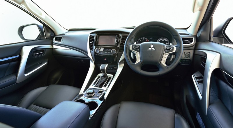 Главные функциональные элементы интерьера — симпатичный руль и широкий центральный тоннель, плавно переходящий в переднюю панель