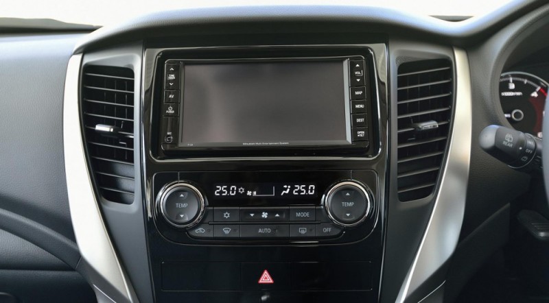 Дисплей мультимедийной системы