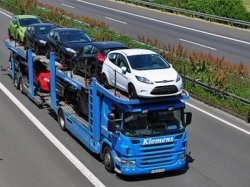 Импорт легковых автомобилей в Россию снизился вдвое, а экспорт — на 23%