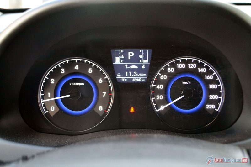 Приборы хорошо читаются. И бортовой компьютер по центру весьма информативный