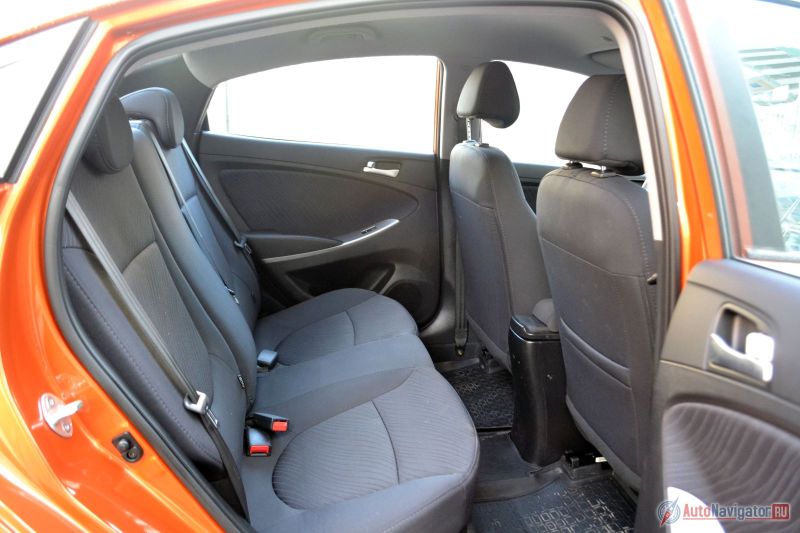 Сзади немного давит крыша. Втроем тесновато, да и места для ног не так уж и много. Особенно, если спереди сидят рослые люди. Ни подлокотников, ни дефлекторов, ни третьего подголовника нет