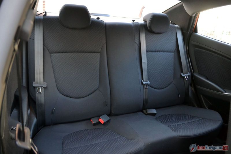 Задний диван явно рассчитан на двоих. Хотя третий ремень есть для галочки. Крепления Isofix имеются