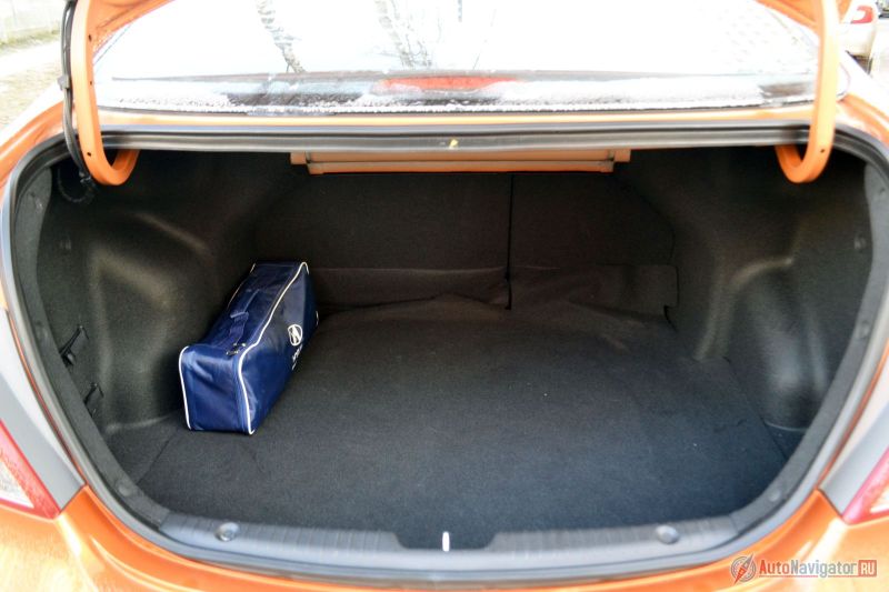 Багажник вместительный – 465 литров. Не рекорд, конечно, но нормально. Единственный минус – большие петли сильно мешают. Под полом полноразмерная запаска