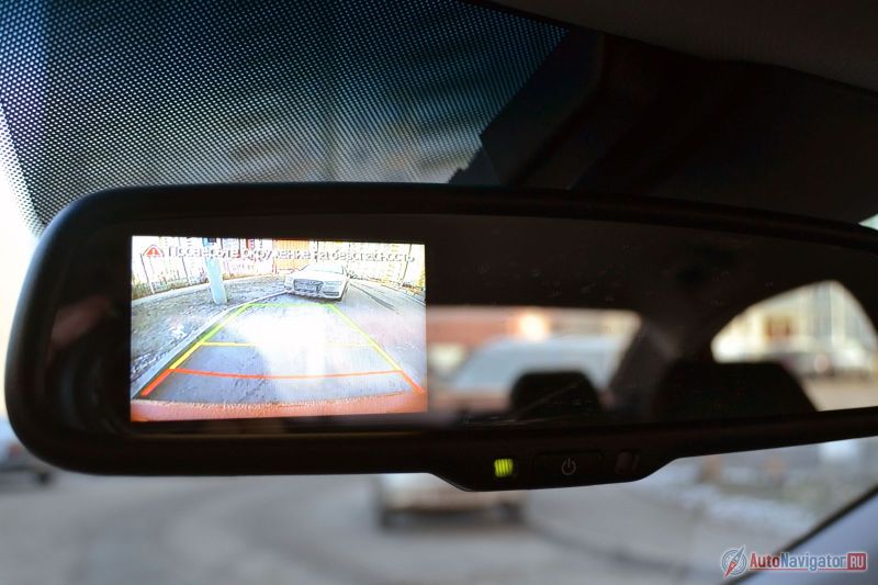 Изображение с камеры выводится на зеркало заднего вида. Причем, когда камера неактивна, зеркало полностью функционирует как зеркало. Без каких-либо помех, точек, искажений или чего-то еще