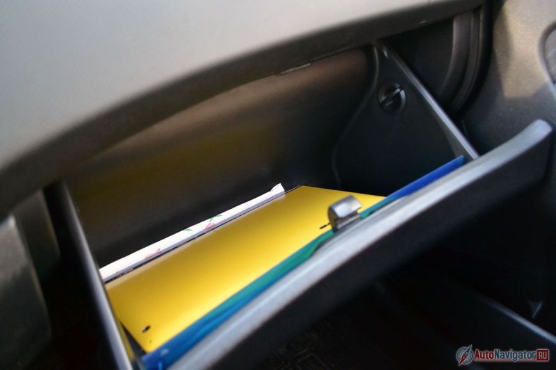 Бардачок не очень большой. Листы А4 вмещаются, но с небольшим изгибом. Бутылка воды тоже поместится