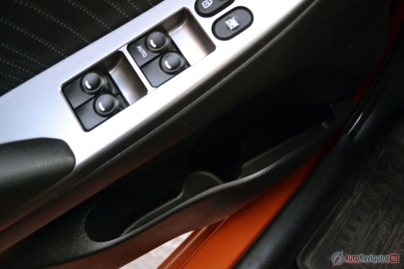 В карманы дверей и спереди, и сзади вмещаются небольшие бутылки воды и всякая мелочевка. В принципе - достаточно