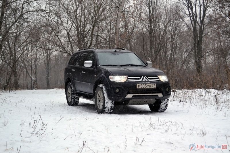 Брутален не только внешне. В основе лежит рама от L200 и замечательная система SuperSelect, позволяющая ездить на заднем приводе, полном, полном с пониженной и блокировать межосевой и задний дифференциалы. Причем, на полном приводе можно ездить и по сухому, а подключать его можно на скорости до 100 км/ч