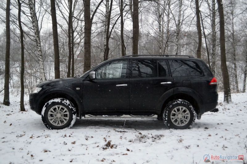 Колесная база – 2800 мм, длина – почти 4,7 метра. Не рекорд ни по одному показателю, но салон просторный, багажник большой, а парковочное место найти нелегко… если только не прибегать к помощи тротуаров и газонов. Что касается других геометрических характеристик, то угол въезда равен 36 градусам, угол съезда – 24, а угол рампы – 23