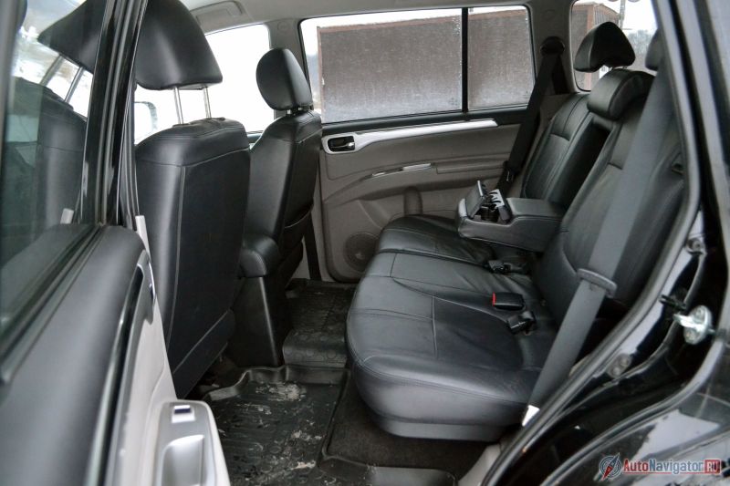 Сзади места для ног полным-полно, над головой тоже достаточно. Спинки регулируются по углу наклона, но кроме подлокотника у пассажиров нет ничего. Хотелось бы хоть дефлекторы индивидуальные видеть и розеточку, чтоб гаджеты заряжать