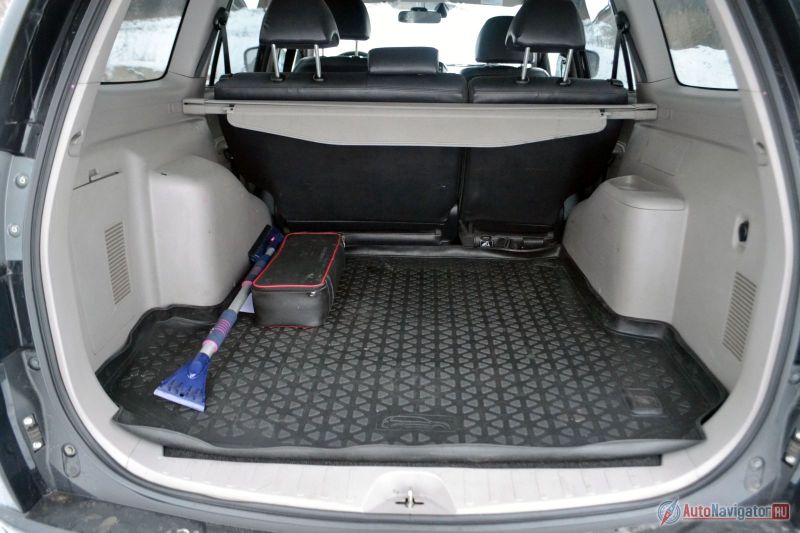Багажник не просто большой. Он огромный. 714 литров в обычном состоянии и 1813 литров, если сложить задние сиденья