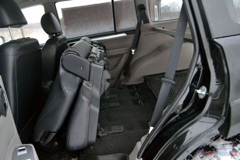 Сиденья складываются не по-европейски, а по-американски. То есть откидываются вперед. Ровного поло при этом не получится, да и набивать багажник через салонную дверь будет неудобно