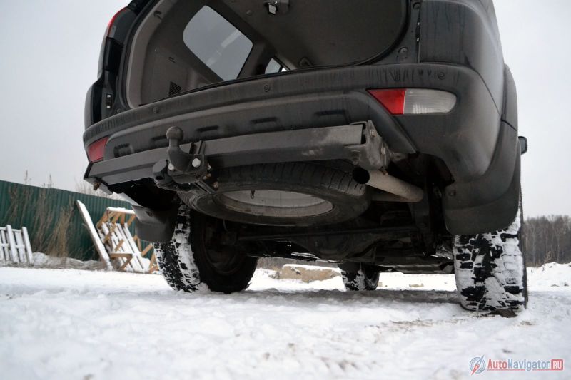 Запаска снаружи освобождает место в багажнике, но – это скажет вам любой джипер – на бездорожье такая схема – не лучший вариант. Хорошо, если будет просто грязно, а что, если вы в глубокой колее?