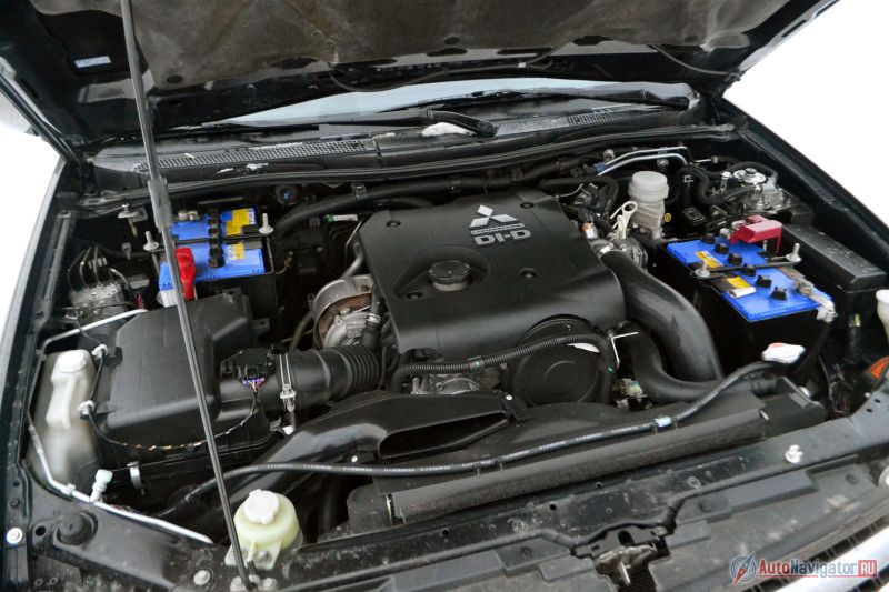 Помимо этого двух с половиной литрового дизеля под капотом может стоять бензиновый объемом 3,0 литра. Он мощнее (222 л.с. против 178), но менее тяговитый (281 Нм против 350). Обратите внимание на два аккумулятора. Они подсоединены параллельно, так что проблем с запуском быть не должно. Плюс - такая схема должна уберечь от проблем при наличии лебедки