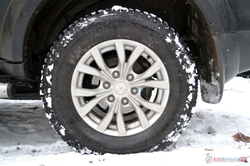 Колеса хороши - 265/65/R17. Во многом благодаря им Pajero Sport по бездорожью едет дальше, чем многие. А если поставить еще совсем зубастые покрышки – будет еще лучше. Впрочем, есть подозрение, что и более узкие шины в некоторых ситуациях могли бы сыграть на руку