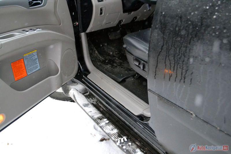 Без подножек забраться в салон было бы намного сложнее не только дамам, детям и старикам. Плюс – они не дают пачкаться штанам, когда выходишь. Благо, они стоят по умолчанию во всех комплектациях