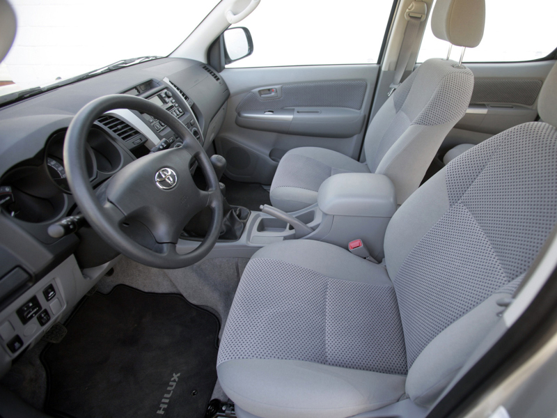 Производитель знает, что однажды вы залезете сюда в болотных сапогах и будете ценить этот салон за простоту