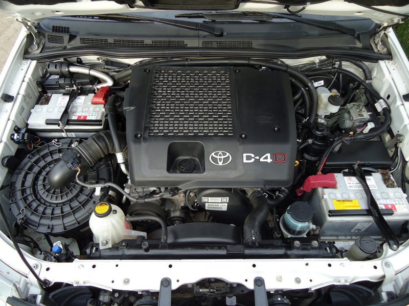 Дизельные моторы Hilux безотказны. Придется ездить часто и подолгу, чтобы однажды, через десяток лет, нащупать грань ресурса