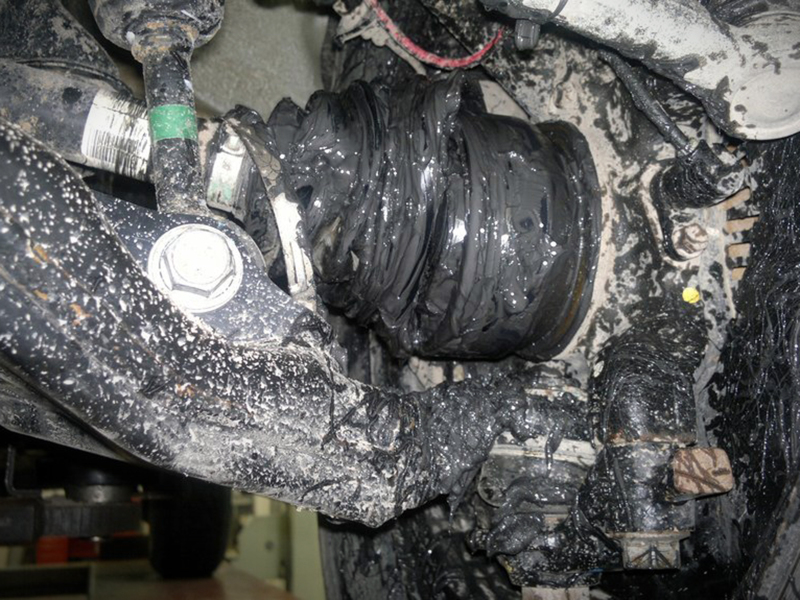 Уязвимое место на бездорожье – пыльники ШРУСов. После преодоления бездорожья проверьте их состояние наряду с сальниками моста и кожухов рулевых тяг